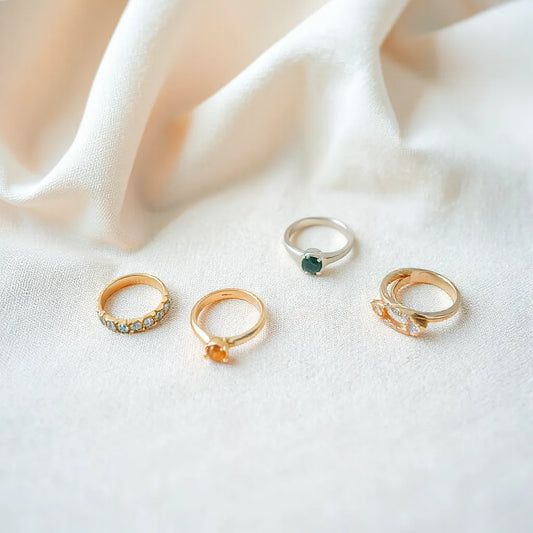 Eleganta mode ringar i olika stilar, noggrant arrangerade på neutral bakgrund